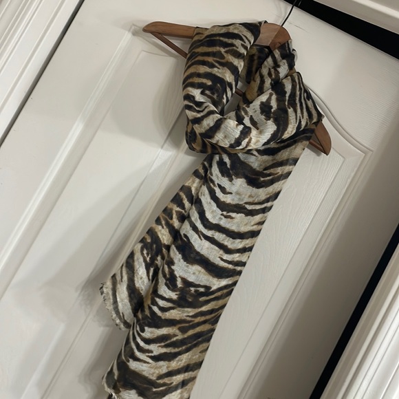 Lauren Ralph Lauren Scarf - Picture 2 of 4